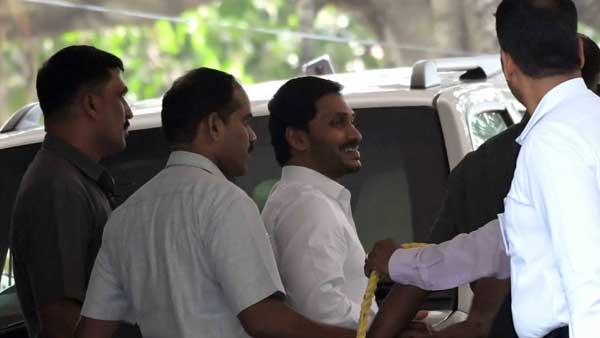 ఆబ్సెంట్ పిటీషన్ దాఖలు చేసి రాజన్ చెప్పిన జగన్ తరపు న్యాయవాదులు ఆబ్సెంట్ పిటీషన్ దాఖలు చేసి రాజన్ చెప్పిన జగన్ తరపు న్యాయవాదులు