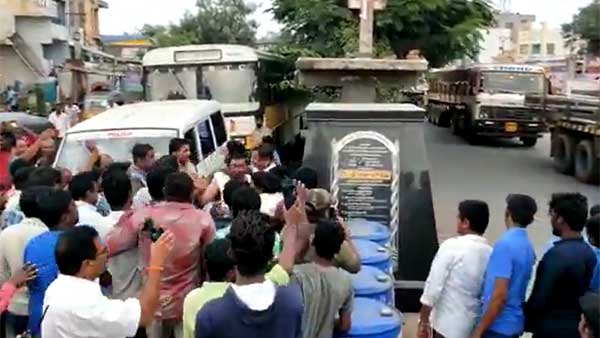 tensions prevailed after attacking on YSRCP MLA Pinnelli Ramakrishna Reddy in Macharla tensions prevailed after attacking on YSRCP MLA Pinnelli Ramakrishna Reddy in Macharla