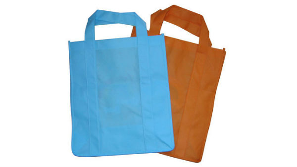 బట్టతో చేసిన బ్యాగులను పంచుతున్న అధికారులు బట్టతో చేసిన బ్యాగులను పంచుతున్న అధికారులు