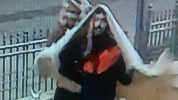 అనుమానితుడి ఫొటో విడుదల.. రూ. 50వేల రివార్డు అనుమానితుడి ఫొటో విడుదల.. రూ. 50వేల రివార్డు