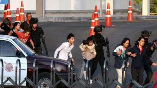 కాల్పులు జరపడానికి ఆత్రూతగా ఉన్నట్లు.. కాల్పులు జరపడానికి ఆత్రూతగా ఉన్నట్లు..