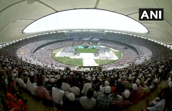 కిక్కిరిసిన మోతెరా స్టేడియం..