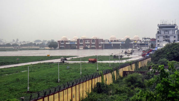 మురికివాడలు కనిపించకుండా అడ్డుగోడ.. మురికివాడలు కనిపించకుండా అడ్డుగోడ..