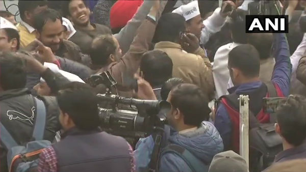 ఆఫీసు వద్ద కోలాహలం..