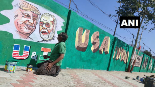 అహ్మదాబాద్ వ్యాప్తంగా హోర్డింగులు.. 