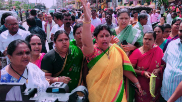 కారును అడ్డగించిన రైతులు.. కారును అడ్డగించిన రైతులు..