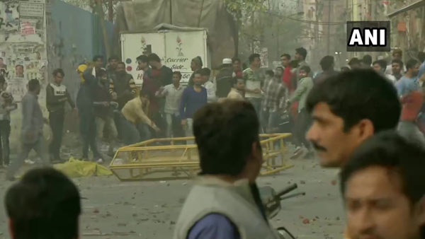 మరో వర్గం రాళ్లదాడి.. మరో వర్గం రాళ్లదాడి..