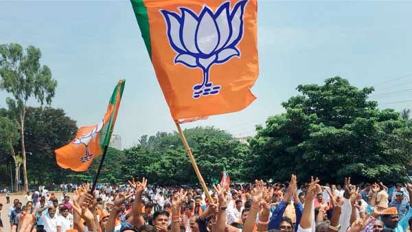 కొంపముంచిన వర్గపోరు కొంపముంచిన వర్గపోరు