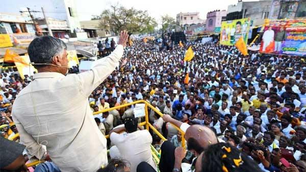 చంద్రబాబు కాన్వాయ్ ను అడ్డుకున్న వైసీపీ కార్యకర్తలు... ఉద్రిక్తత