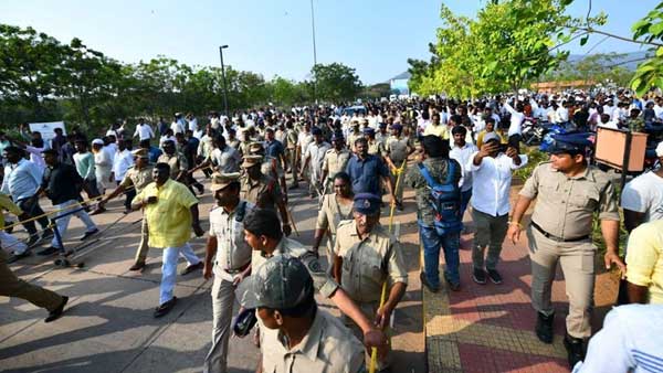 వైసీపీ , టీడీపీ కార్యకర్తలపై కేసులు నమోదు