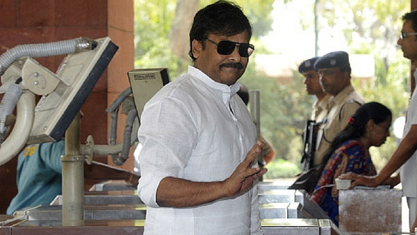 వారు వస్తారని ముందుగానే ఫ్యాన్స్ హంగామా 