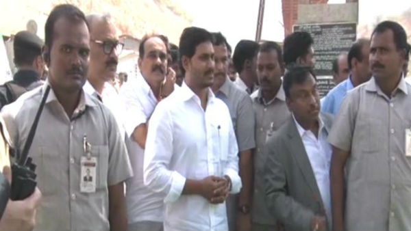  వైఎస్సార్ శ్రీకారం చుట్టిన వెలిగొండ ప్రాజెక్ట్ పై సీఎం జగన్ దృష్టి