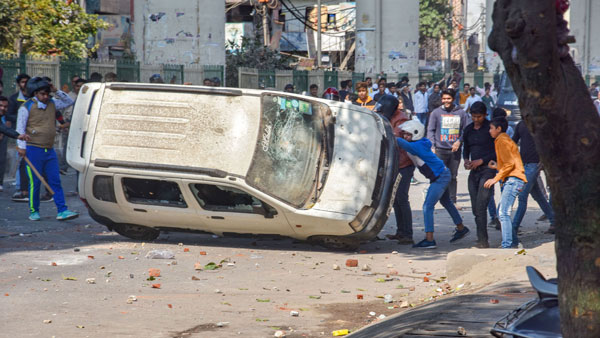 రాత్రిపూట కారంపొడి పట్టుకుని..