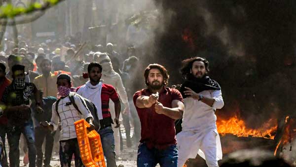 ద్వారకా మసీదుపై రాళ్ళ దాడి జరిగిందని ప్రచారం