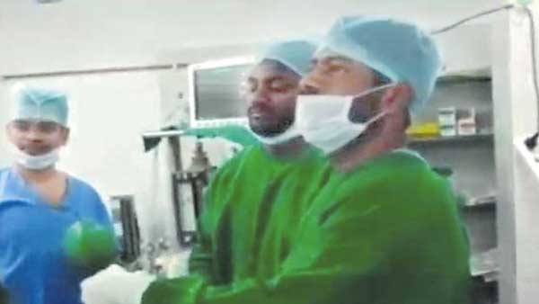 పేషెంట్ కు వైద్యం చేస్తూ టిక్ టాక్ వీడియోలు చేసిన డాక్టర్ పేషెంట్ కు వైద్యం చేస్తూ టిక్ టాక్ వీడియోలు చేసిన డాక్టర్