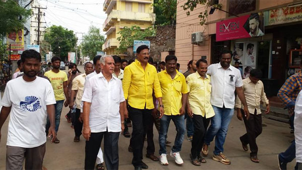 విజయవాడలో పింఛన్ల తొలగింపుపై ఆందోళన