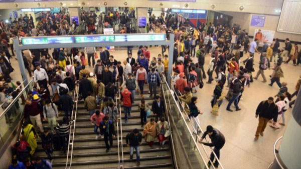 goli maro slogans in delhi rajiv chowk metro station goli maro slogans in delhi rajiv chowk metro station