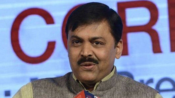 సినీ ఫక్కీలో..