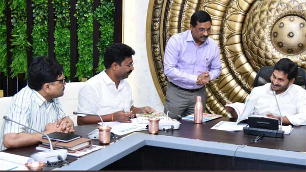 విద్యాకానుక కిట్ల పరిశీలన