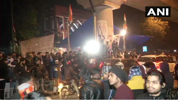 యూనివర్శిటీ గేట్ వద్ద..