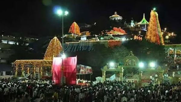 గుంతలోపడిపోయిన ప్రభ వాహనం..