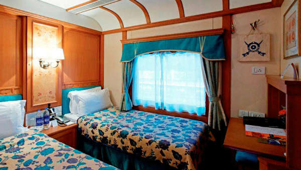 లగ్జరీ రైళ్ళు ... రైల్ హోస్టెస్ లు కూడా 