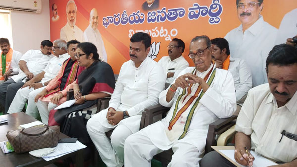 ఆర్ఎస్ఎస్ బ్యాక్‌గ్రౌండ్ అదనపు బలం..