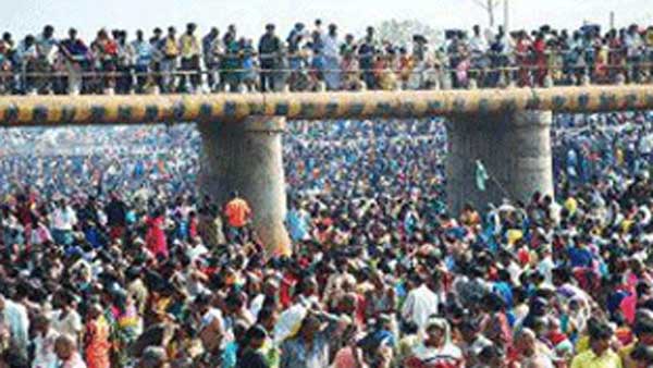 పోటెత్తిన భక్త జనం .. మొక్కులు చెల్లిస్తున్న భక్తులు 