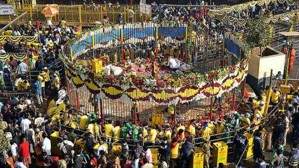 గద్దెలపై సమ్మక్క ఆగమనం .. పున్నమి వేళ మహాద్భుతం గద్దెలపై సమ్మక్క ఆగమనం .. పున్నమి వేళ మహాద్భుతం