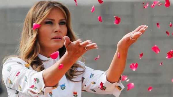  ట్రంప్‌ రెడ్ కలర్ టైకు మ్యాచింగ్‌గా రెడ్ బెల్ట్ ధరించిన మెలానియా