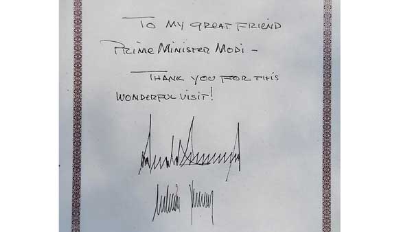 రాజ్‌ఘాట్‌లో మహాత్ముడిని స్మరించుకున్న ఒబామా..