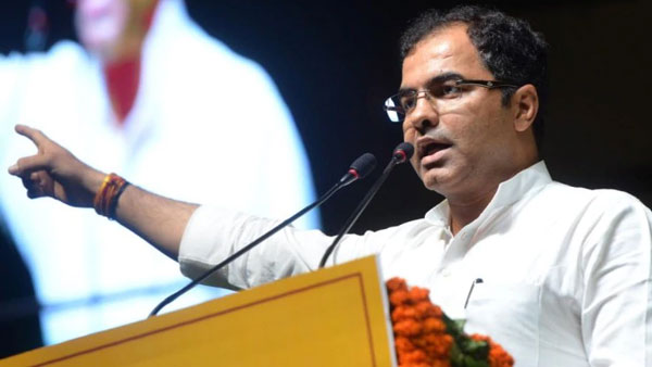 కేజ్రీవాల్‌ను ఉగ్రవాదిగా అభివర్ణించిన పర్వేష్ వర్మ
