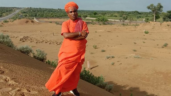 బైక్పై వచ్చి.. బైక్పై వచ్చి..