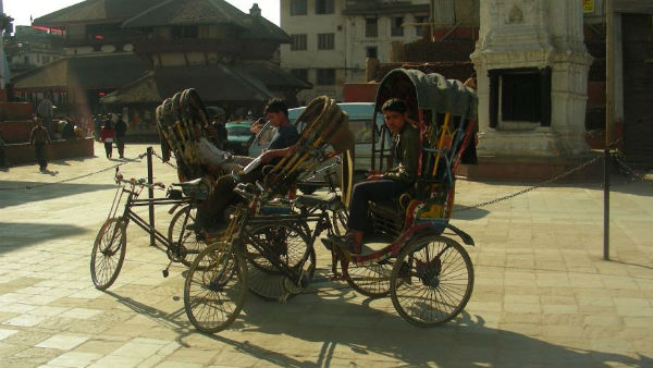 లేఖ చూసి ఆనందంతో గెంతేసిన రిక్షావాలా