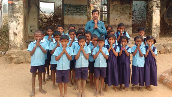 ములుగు జిల్లా కడేకల్ గిరిజన తాండలో పాఠశాల ములుగు జిల్లా కడేకల్ గిరిజన తాండలో పాఠశాల