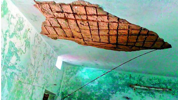 ఆందోళన వ్యక్తం చేస్తున్న విద్యార్థుల తల్లిదండ్రులు ఆందోళన వ్యక్తం చేస్తున్న విద్యార్థుల తల్లిదండ్రులు