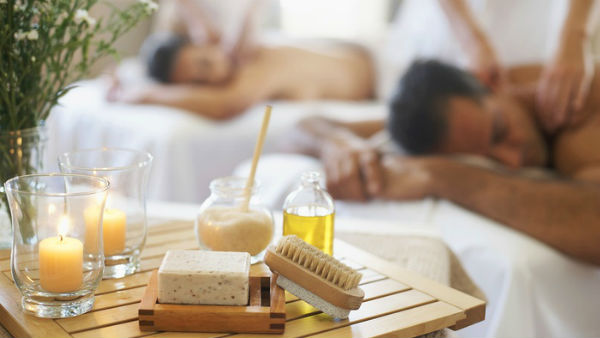 స్పా ముసుగులో అమ్మాయిలతో సెక్స్ దందా