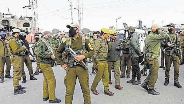 JK: CRPF jawan, 4 others injured in grenade attack in Lal Chowk area of Srinagar JK: CRPF jawan, 4 others injured in grenade attack in Lal Chowk area of Srinagar