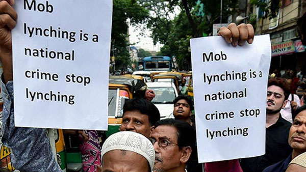 మూత్ర విసర్జన చేస్తున్నాడంటూ.. మూత్ర విసర్జన చేస్తున్నాడంటూ..