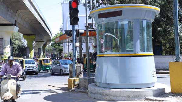 బయోమెట్రిక్ సిస్టమ్‌తో పనిచేసేలా..