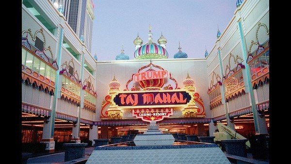 1990లో ట్రంప్ చేతిలో తాజ్ మహల్