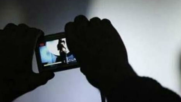 స్నానం చేస్తుండగా వీడియో