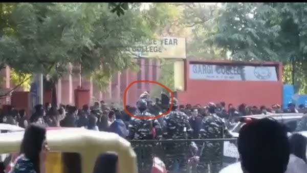 కాలేజీ క్యాంపస్లో పోకిరీల రచ్చ... కాలేజీ క్యాంపస్లో పోకిరీల రచ్చ...