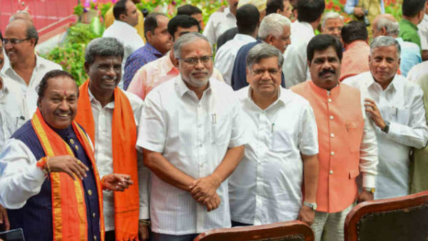 కన్నడిగులుగా గుర్తింపు పొందాలంటే అర్హతలు కన్నడిగులుగా గుర్తింపు పొందాలంటే అర్హతలు