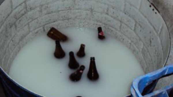 కల్లుబట్టీల వద్ద గుమిగూడి..