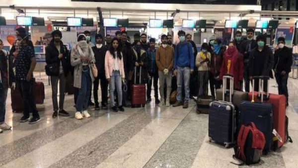 విమానాశ్రయంలో పడిగాపులు.. వేడుకోలు..