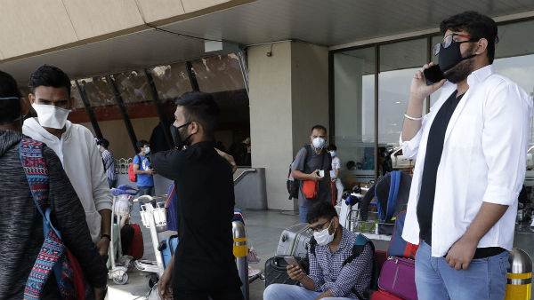 రోడ్డున పడ్డ భారతీయ విద్యార్థులు.. రోడ్డున పడ్డ భారతీయ విద్యార్థులు..