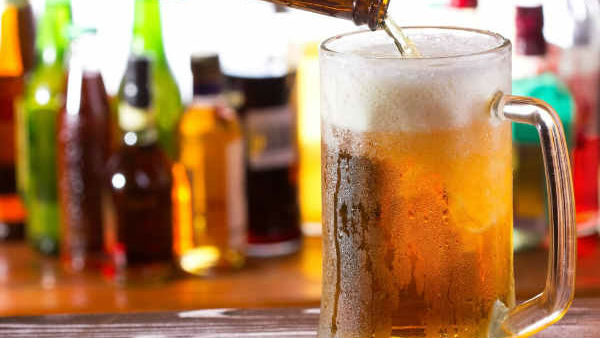 పద్దతిగా క్యూలో మందు కొనుగోలు చేస్తున్న మందుబాబులు 