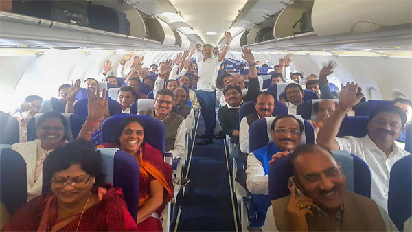 ప్రెస్ మీట్ పక్కనే గుమగులాడే ఫుడ్స్ 