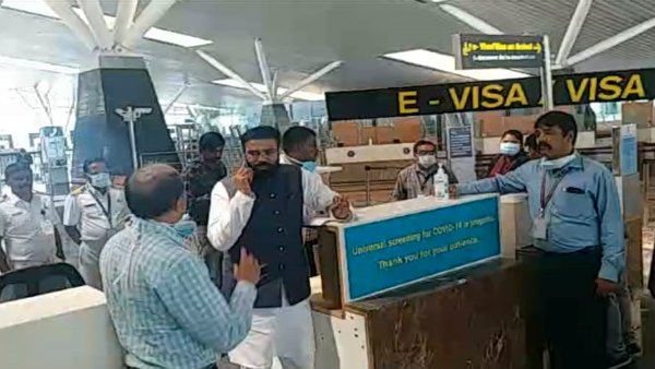 ఎయిర్ పోర్టులో ఆకస్మిక తనిఖీలు ఎయిర్ పోర్టులో ఆకస్మిక తనిఖీలు